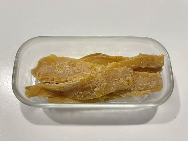 干し芋をタッパーにつめて冷蔵保存している様子